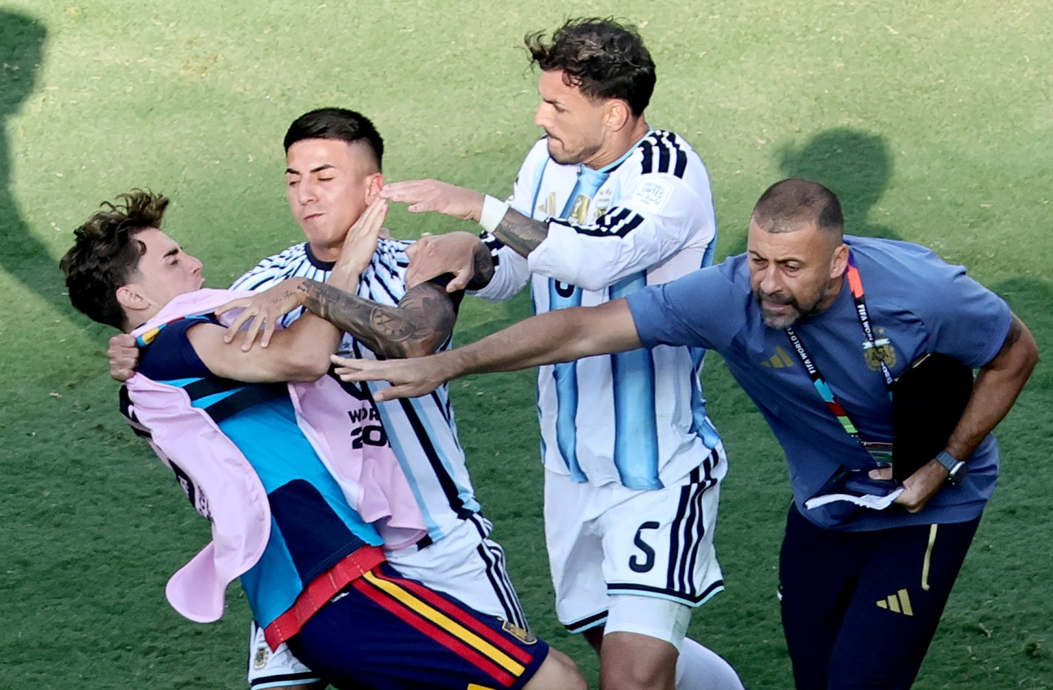 Leandro Paredes nhận thẻ đỏ sau chung kết World Cup 2026 vì xô xát sau trận đấu